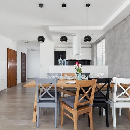Avia Apartment Three Bedroom Two Balcony Ac & Parking By Noclegi Renters Krakkó Kültér fotó