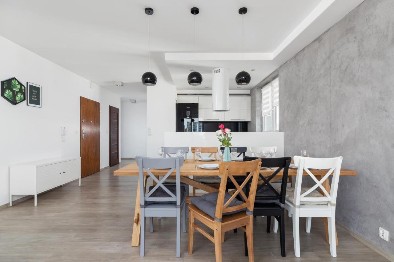Avia Apartment Three Bedroom Two Balcony Ac & Parking By Noclegi Renters Krakkó Kültér fotó