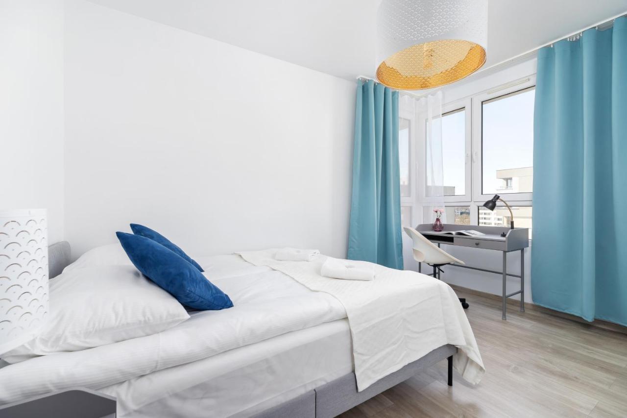 Avia Apartment Three Bedroom Two Balcony Ac & Parking By Noclegi Renters Krakkó Kültér fotó