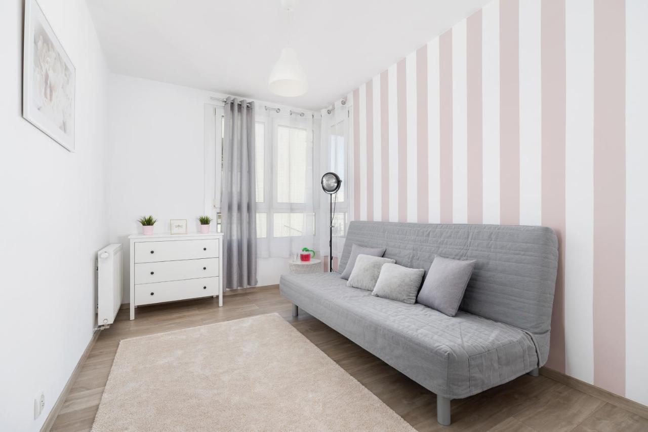 Avia Apartment Three Bedroom Two Balcony Ac & Parking By Noclegi Renters Krakkó Kültér fotó