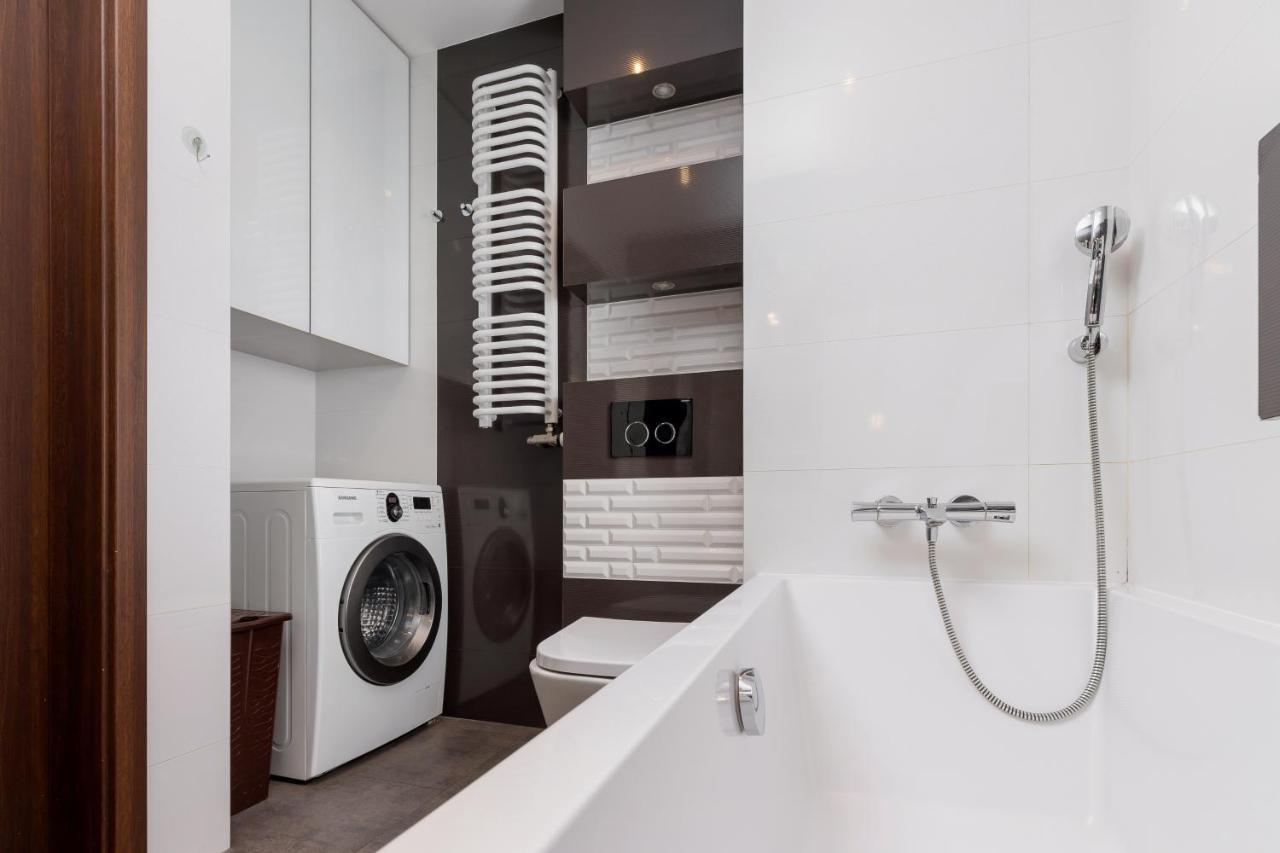 Avia Apartment Three Bedroom Two Balcony Ac & Parking By Noclegi Renters Krakkó Kültér fotó