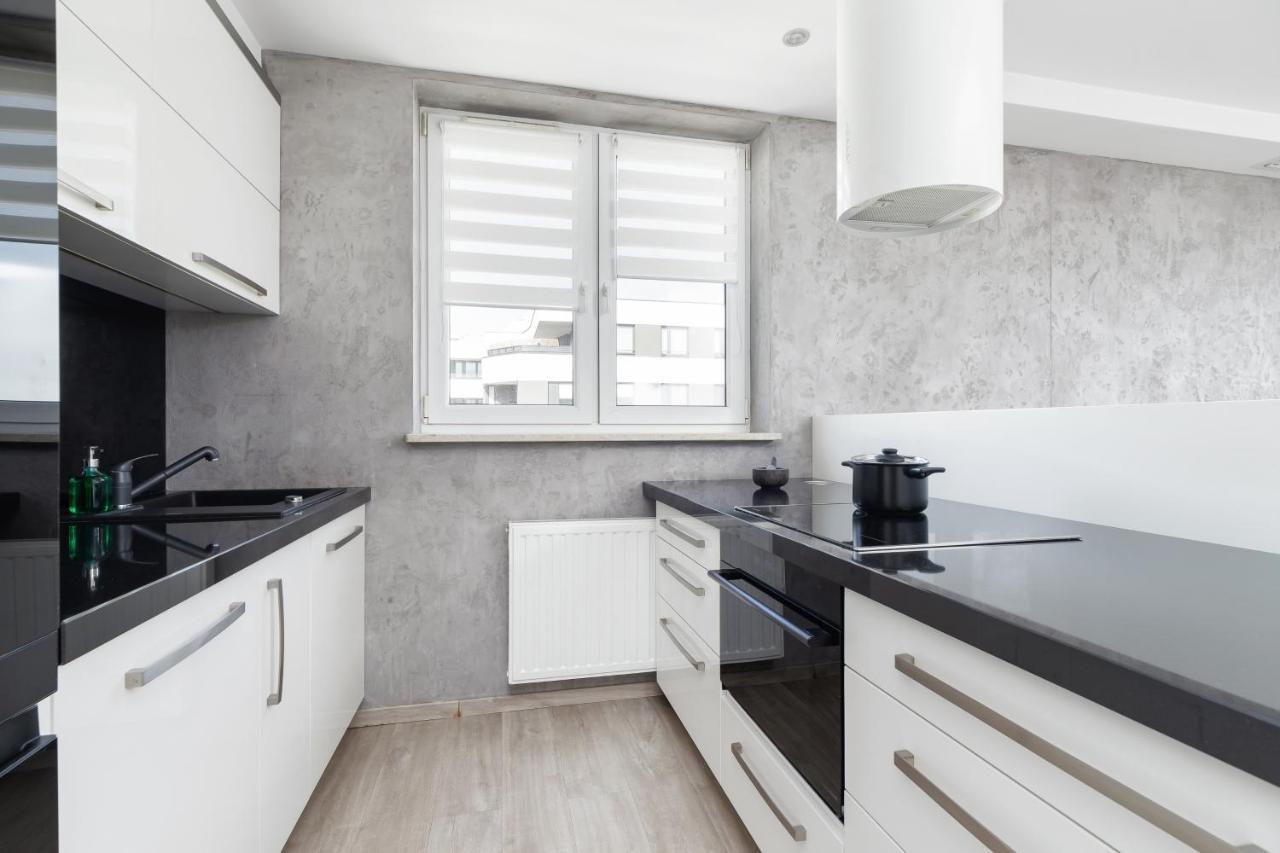 Avia Apartment Three Bedroom Two Balcony Ac & Parking By Noclegi Renters Krakkó Kültér fotó