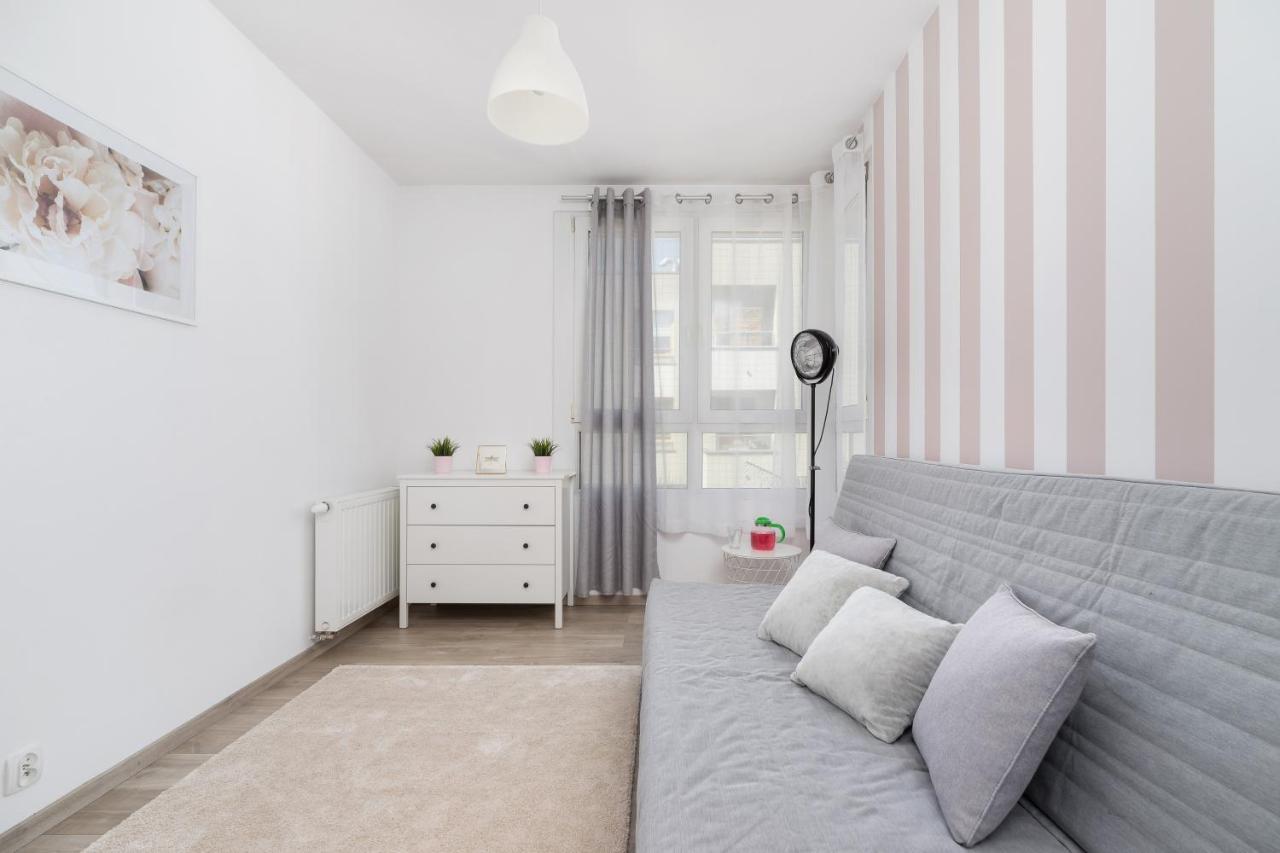 Avia Apartment Three Bedroom Two Balcony Ac & Parking By Noclegi Renters Krakkó Kültér fotó