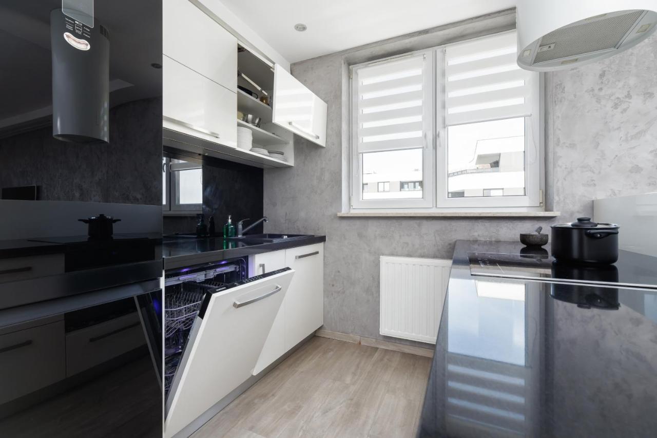 Avia Apartment Three Bedroom Two Balcony Ac & Parking By Noclegi Renters Krakkó Kültér fotó
