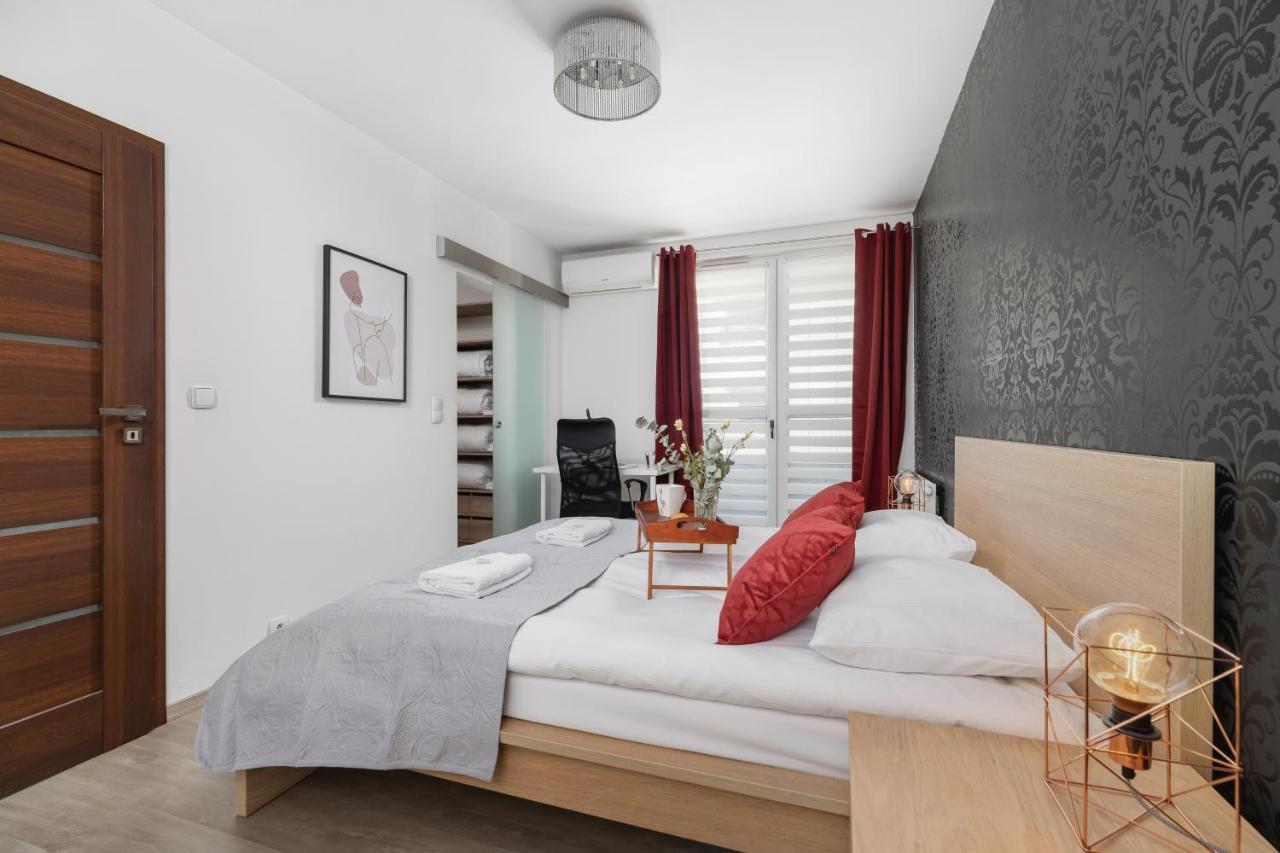 Avia Apartment Three Bedroom Two Balcony Ac & Parking By Noclegi Renters Krakkó Kültér fotó